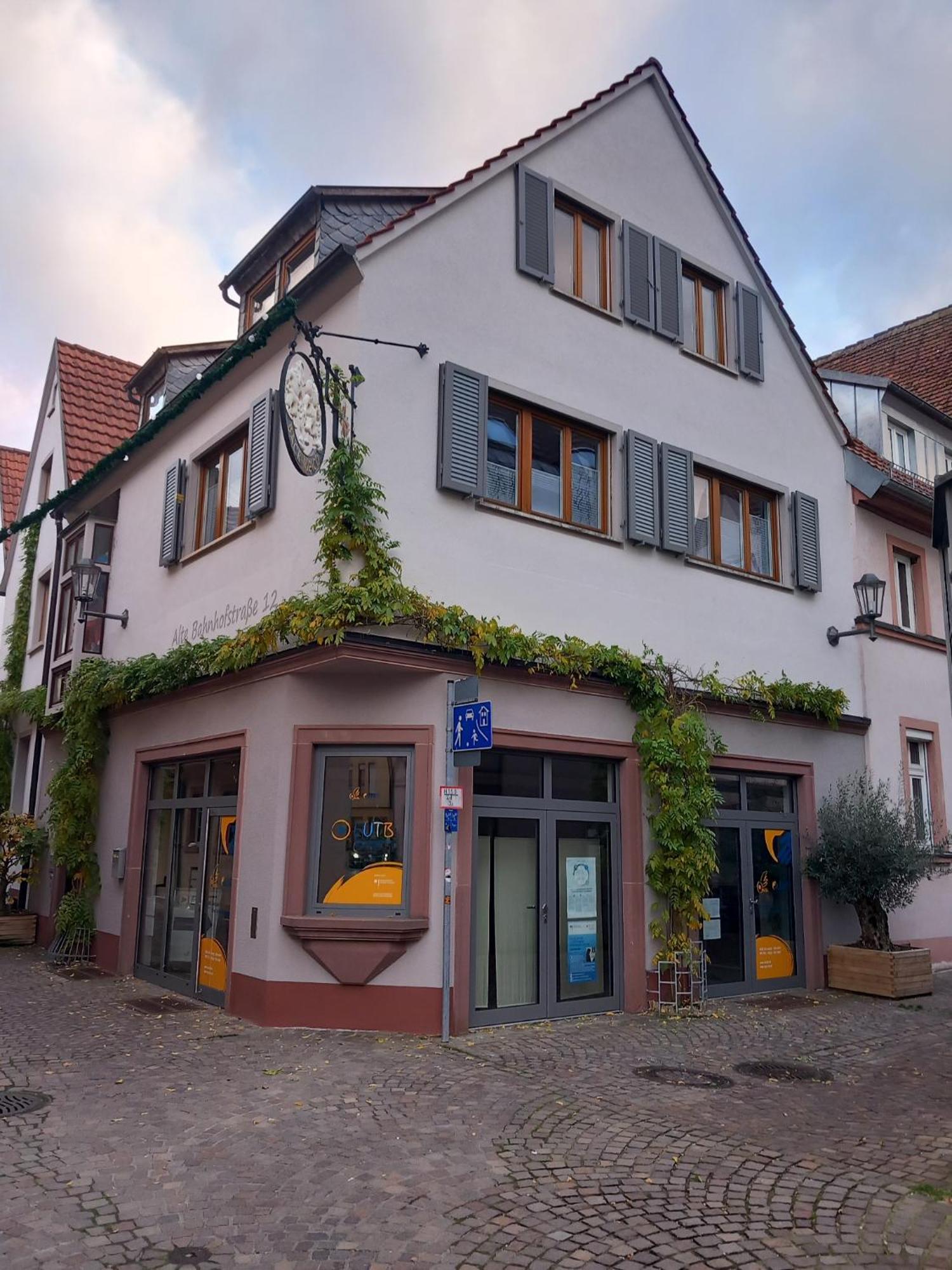 Alte Bahnhofstraße 12